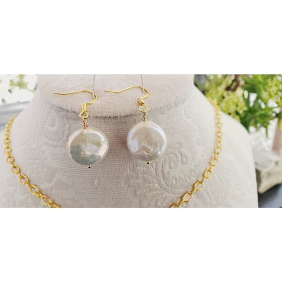 Stunning Baroque Pearl Jewelry Set Necklace has an Adjustable Length Chain - Picture 3 of 4
